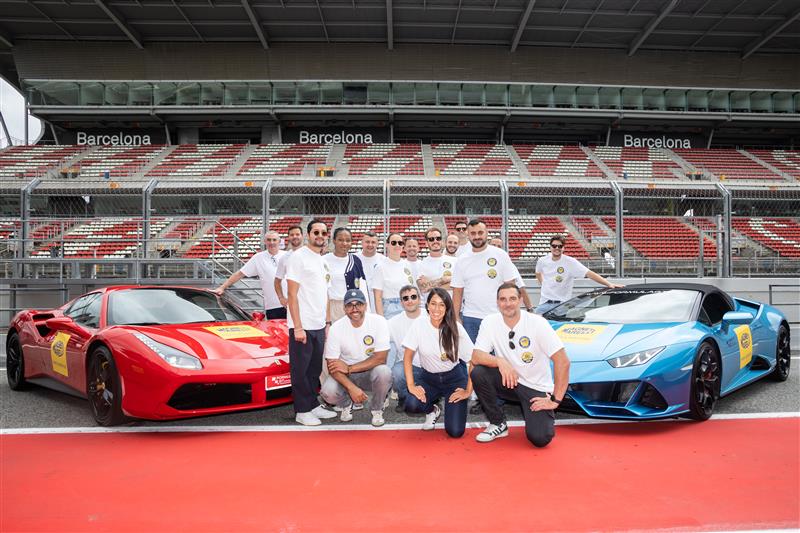 Ferrari 488 GTB et Lamborghini Huracán aux couleurs Magneti Marelli Parts & Services au Circuit de Montmeló avec les partenaires français en t-shirts d'événement
