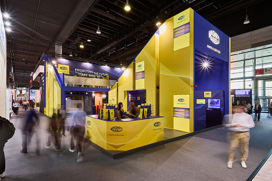Stand Magneti Marelli Parts & Services avec des visiteurs à Automechanika Francfort 2026